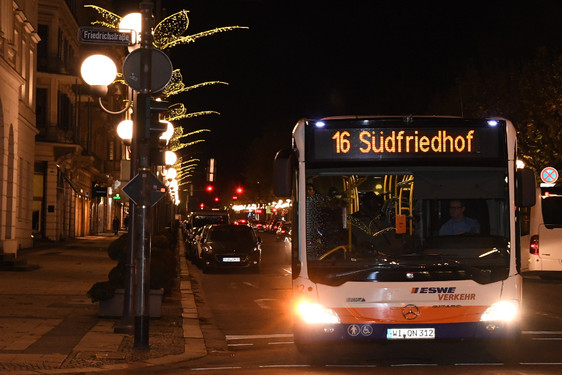 Mit dem ESWE-Bus zum Wiesbadener Sternschnuppen Markt.