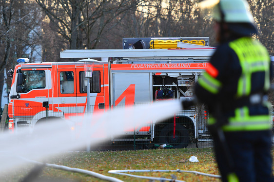 Brennende Großraummülltonne Mainz-Kastel am Sonntagabend. Die Feuerwehr löschte die Flammen.