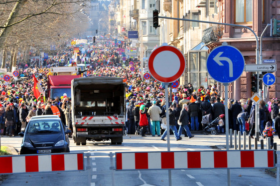 In Wiesbaden sind am Sonntag (19. Februar) zahlreichen Straßen für den Fastnachtumzug gesperrt.