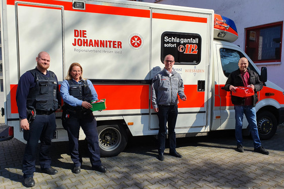 Stadt- und Verkehrspolizei erhielten von den Johannitern Wiesbaden Beatmungshilfen für jede Beamtinnen und Beamten.
