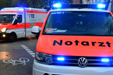 Radfahrerin von Lkw am Donnerstag in Wiesbaden angefahren. Rettungskräfte versorgten die verletzt Frau.