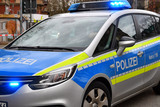 Ein Trio hat am Montagmittag einem 13-Jährigen seine Umhängetasche in Wiesbaden geraubt.