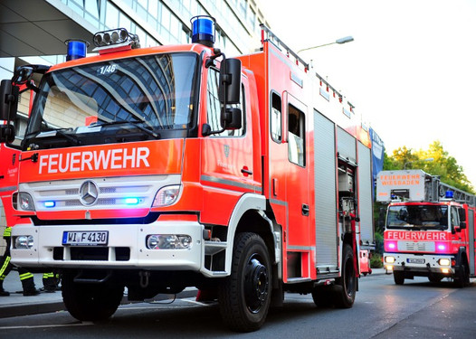 Feuerwehr Wiesbaden rettet Frau aus verrauchter Wohnung