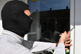 Einbrecher hebelten in den vergangenen Tagen ein Fester eines Einfamilienhauses in Wiesbaden-Biebrich auf und kletterten in das Gebäude.