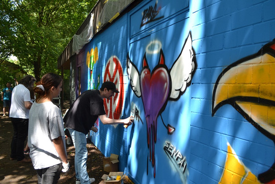 Mit der Spraydose kreativ sein und etwas Schönes erschaffen. Das haben 10 Jugendliche am letzten Juni-Wochenende in Delkenheim, als sie ein Weltall-Graffiti auf das Gebäude des Vereinsrings zauberten.