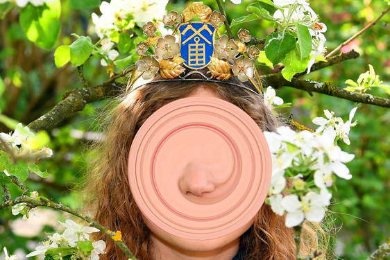 Geheimnis der Nauroder Äppelblütekönigin wird noch nicht gelüftet - Nauroder Äppler für den Hausgebrauch holen
