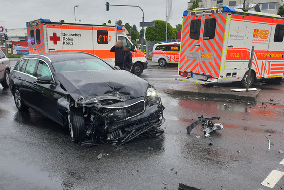 Verkehrsunfall zwischen einem Auto und einem Rettungswagen auf Einsatzfahrt am Montag in Wiesbaden. 3 Personen werden verletzt. Rettungskräfte im Einsatz.