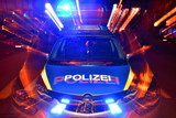 Fensterscheibe von Schule mit Dachziegel in der Nacht zum Donnerstag in Wiesbaden-Delkenheim eingeworfen.
