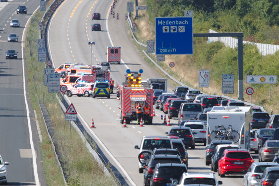 Crash-Serie auf A3 am Sonntag mit neun Verletzten bei Wiesbaden. Rettungskräfte waren über mehrere Stunden im Einsatz.