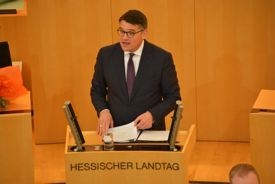 Boris Rhein leitet die erste Sitzung dieser Legislaturperiode.