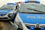 Frau und Mann leisten bei Festnahme während eines Polizeieinsatzes in Wiesbaden-Biebrich Widerstand.