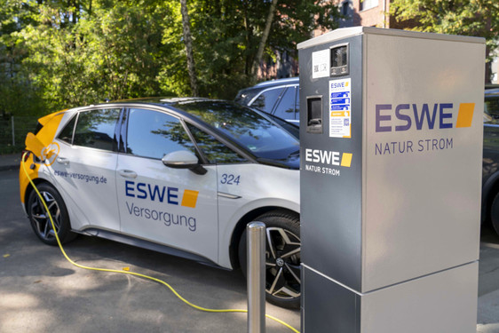 Um den Ausbau der E-Mobilität voranzutreiben, sucht ESWE Versorgung nun Grundstücke in Wiesbaden für weitere öffentliche Ladesäulen. Der Wiesbadener Energiedienstleister beteiligt Bürgerinnen und Bürger beim Netzausbau.