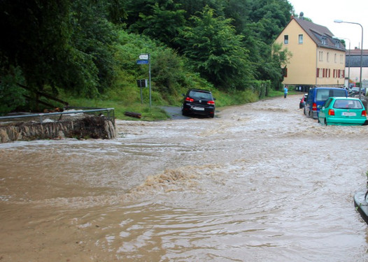 Straßenbrücke in der Kitzelbergstraße in Rambach wird überflutet im Juli 2014