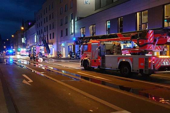 Brennende Mülltonnen sowie mehrere Holzpaletten im Hinterhof eines Elektronikgeschäftes in der Wiesbadener Bahnhofstraße riefen die Feuerwehr am Donnerstagabend auf den Plan.