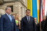Ministerpräsident Boris Rhein und der ukrainische Generalkonsul Vadym Kostiuk hissten am Jahrestag des Russischen Angriffs auf die Ukraine gemeinsam eine Flagge der Solidarität vor der Hessischen Staatskanzlei in Wiesbaden.