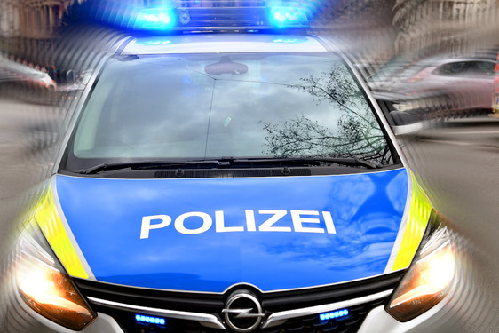 Autoscheibe von geparkten Mercedes am Freitag in Wiesbaden eingeschlagen und Wertgegenstände aus dem Innenraum gestohlen.