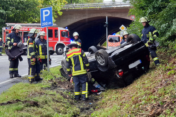 VW Polo-Fahrer verliert am Sonntagvormittag auf der B455 bei Naurod die Kontrolle über seinen Kleinwagen, rutscht ins den Graben und überschlägt sich. Fünf Person, darunter drei Kinder werden verletzt. Rettungskräfte im Einsatz.