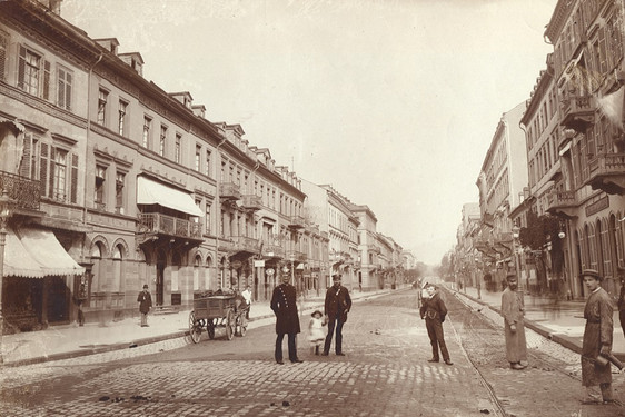 Die Wiesbadener Taunusstraße um 1880, von der Saalgasse in Richtung Nerotal gesehen.
