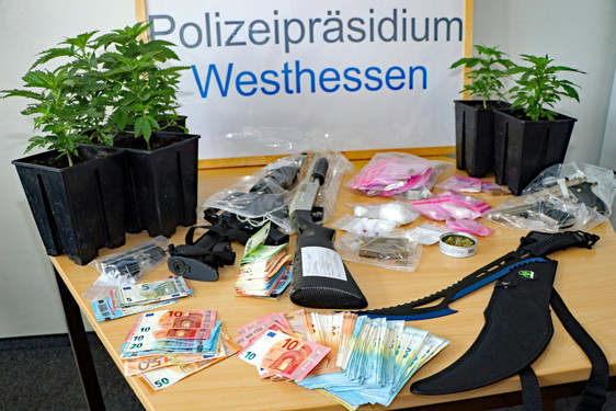 Umfangreiche Ermittlungen führtet zu einer größeren Durchsuchungsaktion mit Spezialkräften der Polizei am Donnerstagmorgen im Rhein-Main-Gebiet darunter auch in Wiesbaden. Drogen, Waffen und Bargeld wurde dabei gefunden. Eine Familienbande sitzt jetzt in Haft.