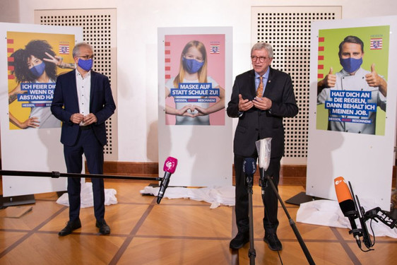 Ministerpräsident Volker Bouffier und Stellvertreter Tarek Al Wazir präsentieren die Plakatkampagne "Hessen, bleibt besonnen!"