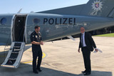 Die hessische Polizei freut sich über ein neues Flächenflugzeug vom Typ Beechkraft KingAir 250. Die Maschine wurde vom Hessischen Innenminister Peter Beuth zur Verfügung gestellt.