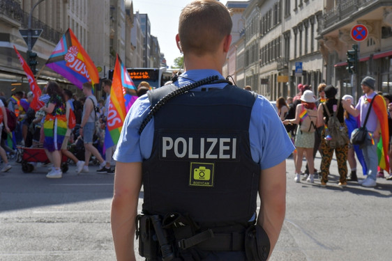 Queerfeindlicher Angriff während der Christopher-Street-Day-Parade in Wiesbaden.