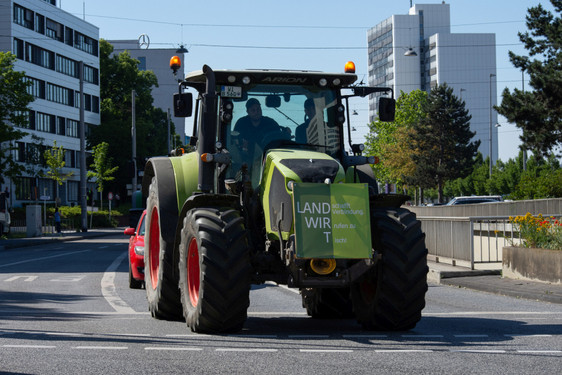 Landwirte haben am Donnerstag mit Traktoren in Wiesbaden demonstriert.