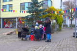 Der Weihnachtsbaum im Gräselberg wurde von Kita-Kindern, dem Quartiersmanagement und dem KiEZ geschmückt.