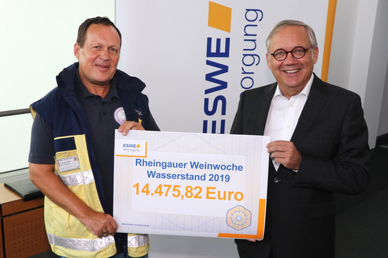 Freuen sich über das tolle Spendenergebnis: Ralf Schodlok (r.) und Christoph Fliegen während der Scheckübergabe bei ESWE Versorgung