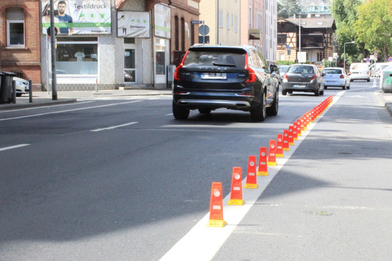Die neuen Protected Bike Lanes in Wiesbaden bieten Radfahrern Schutz im Straßenverkehr.