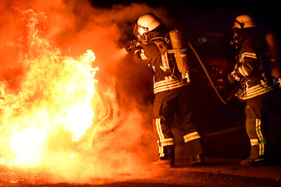 Eine Mülltonne geriet in der Nacht zum Donnerstag in Wiesbaden-Delkenheim in brennt. Die alarmierte Feuerwehr löschte die Flammen.