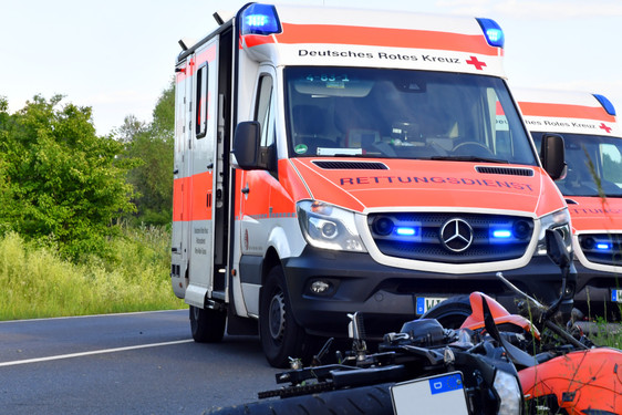 Am Donnerstagabend ereignete sich im Wiesbadener Stadtteil Bierstadt eine Verkehrsunfallflucht, in deren Folge die Polizei nach dem Verursacher fahndet. Ein Motorradfahrer und ein Autofahrer wurde dabei verletzt.