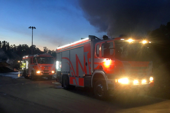 Großes Feuer auf Wiesbadener Deponiegelände im Bereich Biebrich und Amöneburg in der Nacht zum Mittwoch. Der Brand  sorgt für starke Rauchentwicklung. Zahlreiche Feuerwehrkräfte waren über 6 Stunden im Einsatz.