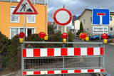 Vollsperrung der Straße Scholzweg in Wiesbaden-Biebrich wegen Kranarbeiten.