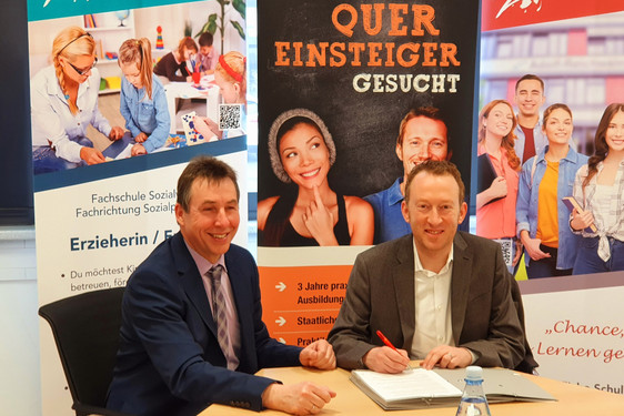 Ralf Abel und Christoph Manjura unterzeichneten am Freitag, 14. Februar, den Kooperationsvertrag für die bezahlte praxisintegrierte Erzieher-Ausbildung