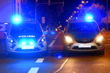 Ein betrunkener Mann schlug in der Nacht zum Sonntag mehrfach auf eine Frau in Wiesbaden ein. Der Täter konnte nur schwer gebändigt werden von der Polizei.