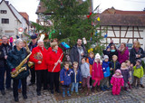 Kinder und Eltern der Auringer Kita „Pusteblume“ haben den Auringer Weihnachtsbaum geschmückt