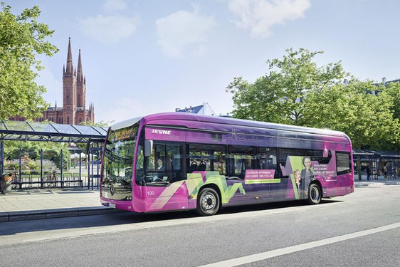 Wiesbadens Mobilitätsdienstleister ESWE Verkehr konnte im Jahr 2022 seine jährlichen CO2-Einsparungen gegenüber dem Vorjahr nahezu verdoppeln. Der Hauptgrund für die deutlich erhöhten Einsparungen ist der große Anteil an Batteriebussen im Fuhrpark des Mobilitätsdienstleisters.