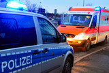 Wendemanöver auf der Erich-Ollenhauer-Straße in Wiesbaden-Biebrich führte am Samstag zu einem Verkehrsunfall, wegen dem zwei Menschen ins Krankenhaus mussten. Die wendende PKW-Fahrerin hatte den entgegenkommenden Motorroller übersehen.