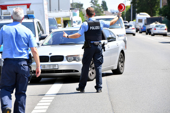 Nicht ablenken lassen - Finger weg vom Handy. Polizei hat in Wiesbaden mehrere Kontrollen durchgeführt und dabei 31 Autofahrer erwischt.