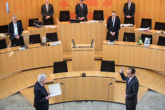 Volker Bouffier hat Michael Boddenberg als neuen Finanzminister der Hessischen Landesregierung vereidigt.