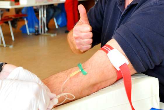 Mann beim Blutspenden