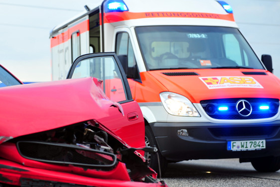 Junger Autofahrer kracht frontal in der Wiesbadener Wilfried-Ries-Straße mit entgegenkommenden Pkw zusammen. Beide Fahrzeugführer werden verletzt und von zwei Rettungswagenbesatzungen medizinisch versorgt.