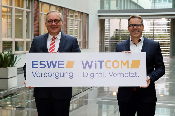 Ralf Schodlok (links) und Ralf Jung präsentieren die Unternehmens-Logos – und damit die neue Nähe von ESWE und WiTCOM