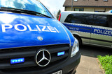 Ein 37-Jähriger randaliert am Samstagabend in einem, Wohnhaus seiner Mutter in Wiesbaden. Als die gerufene Polizei kam, leistete er Widerstand.