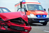 Hoher Sachschaden nach gesundheitlichen Problemen. Mann kracht in fünf Autos in Wiesbaden-Biebrich. Notarzt und Rettungssanitäter kümmern sich um den 56-Jährigen.