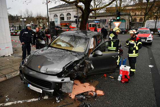 Schwerer Verkehrsunfall in der Burgstraße in Wiesbaden. Porsche-Fahrer verliert Kontrolle über sein Fahrzeug und kollidiert mit 7 Fahrzeugen und einer Straßenlaterne in der Burgstraße in Wiesbaden am Donnerstag, 21. Dezember 2017