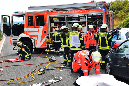 Am Dienstagabend ereignete sich gegen 20:30 Uhr ein schwerer Verkehrsunfall mit zwei Lkw und einem Pkw auf der Autobahn 3 bei Niedernhausen. Dabei wurde die Autofahrerin eingeklemmt und musste von der Feuerwehr befreit werden.