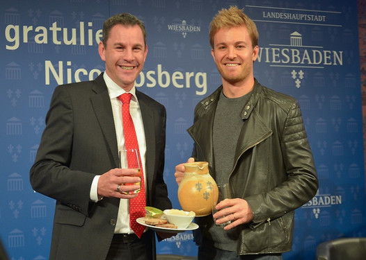 Neuer Formel 1-Weltmeister Nico Rosberg begeistert in Wiesbaden empfangen