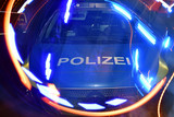 Ein alkoholisierter Mann schlug am späten Samstagabend in Wiesbaden erst auf ein Taxi ein und anschließend auf einen Passant. Der Täter konnte von der Polizei festgenommen werden.